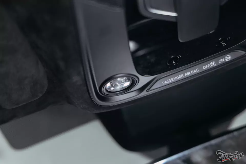 Перетянули потолок Audi A6 в алькантару и окрасили потолочный пластик в черный цвет